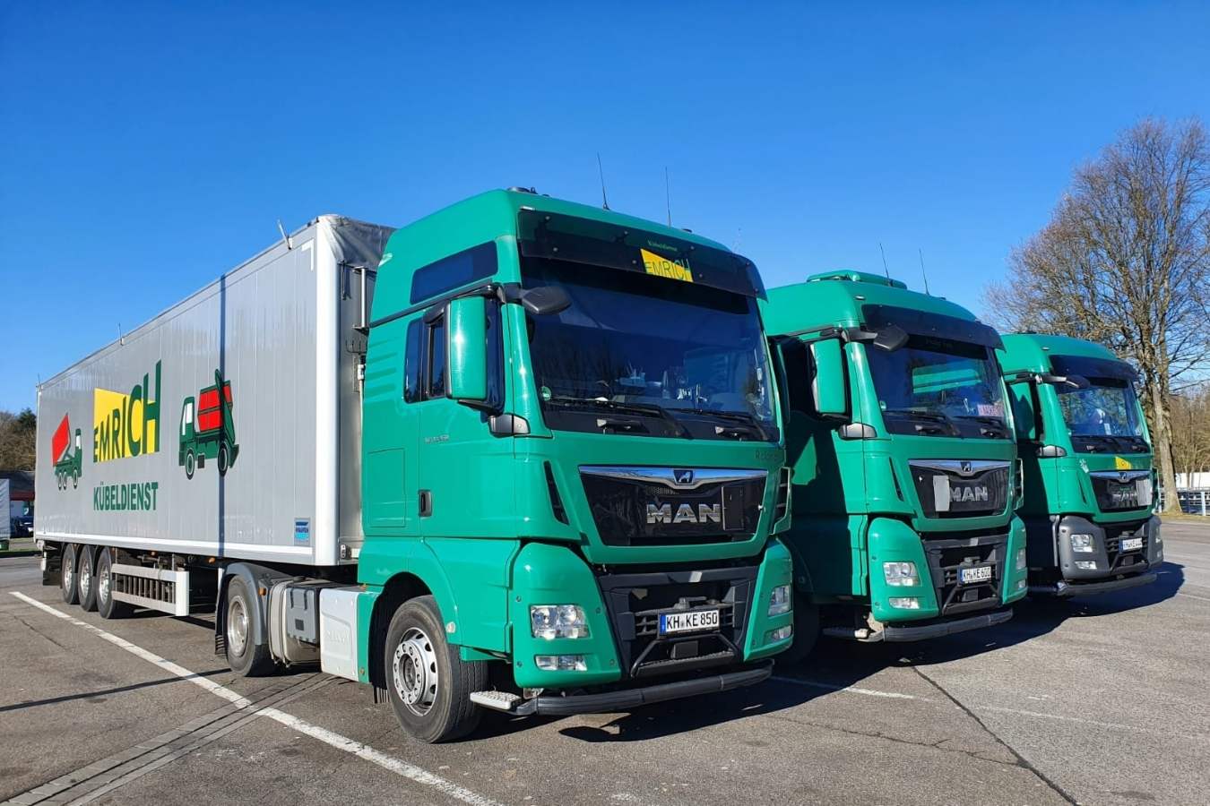 Mehrere LKW stehen in einer Reihe
